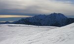 15 Il pianoro della Valrossa. Sullo sfondo sorveglia il Venturosa